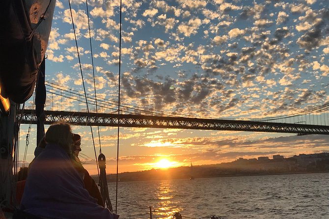 2 Hour Lisbon Sunset and Wine Sailing Tour - Tour Overview