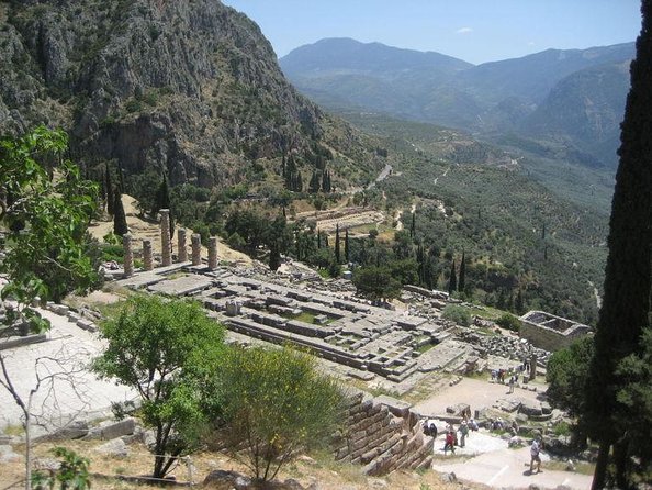 Historical Delphi One Day Tour With Arachova Stop & Expert Guide - Discovering the Temple of Apollo