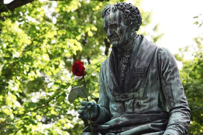 Paris: Famous Graves of Pere Lachaise Cemetery Guided Tour - Highlights of the Tour