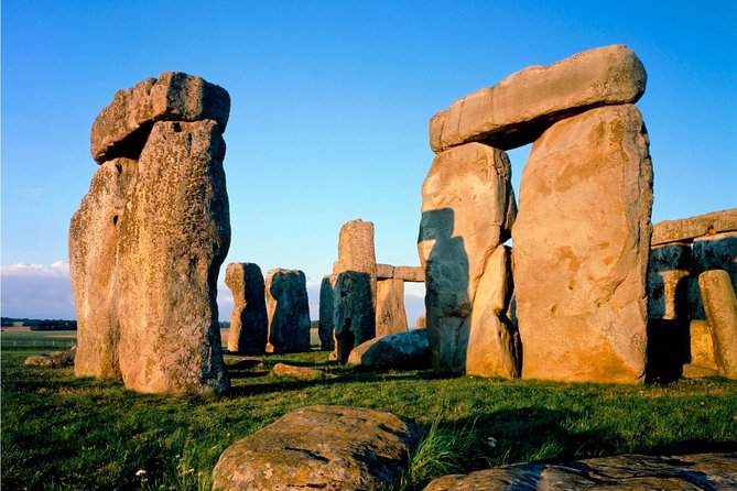 Stonehenge and Bath Day Trip From London With Optional Roman Baths Visit - Stonehenge Exploration