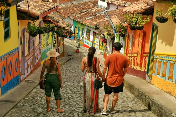 Guatape Rock & Coffee Tour & Picturesque Town: Private Tour - Guides and Customer Experience