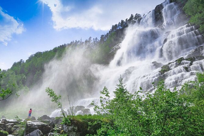 Guided Tour To Nærøyfjorden, Flåm And Stegastein - Viewpoint Cruise - Cruising the UNESCO-listed Nærøyfjord