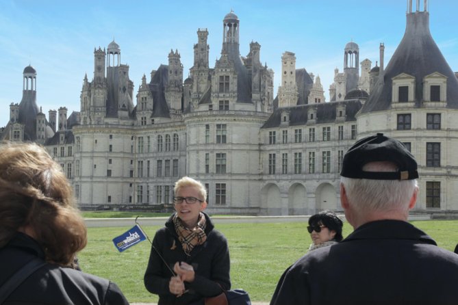 Loire Valley Castles Day Trip From Paris With Wine Tasting - Château De Chenonceau: a Glimpse Into the Past