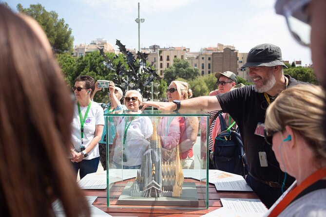 Sagrada Familia Guided Tour With Skip the Line Ticket - Tour Experience and Feedback