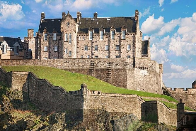 Edinburgh Skip-the-Ticket-Line Castle Walking Tour - Independent Exploration