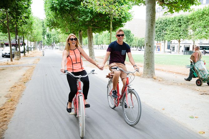 Highlights of Paris Bike Tour With a Local Guide - Tour Experience and Itinerary