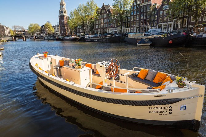 Amsterdam: Luxury Canal Cruise With Unlimited Drinks Option - Knowledgeable and Entertaining Guides