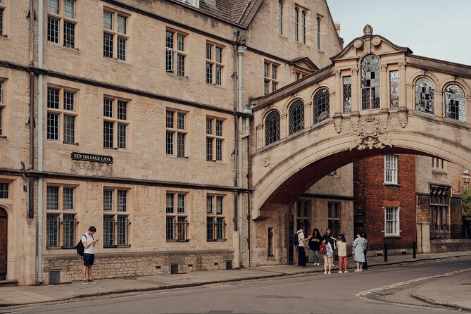 Oxford | Alumni-Led Walking Tour W/Opt New College - Explore the Charming City of Oxford