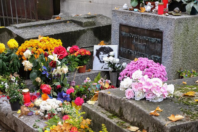 Paris: Famous Graves of Pere Lachaise Cemetery Guided Tour - Engaging Commentary by Local Guides