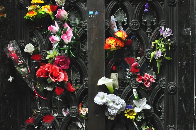 Recoleta Cemetery Tour in English - Navigating the Cemetery With a Guide