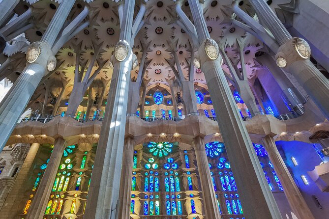 Sagrada Familia Small Group Guided Tour With Skip the Line Ticket - Convenient Meeting and Accessibility Details