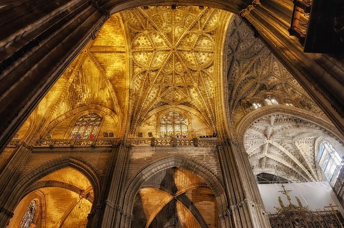 Alcazar and Cathedral of Seville Tour With Skip the Line Tickets - Marveling at the Seville Cathedral