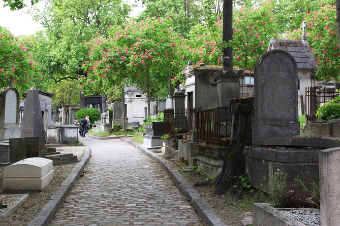 Paris: Famous Graves of Pere Lachaise Cemetery Guided Tour - Tour Route and Exploration