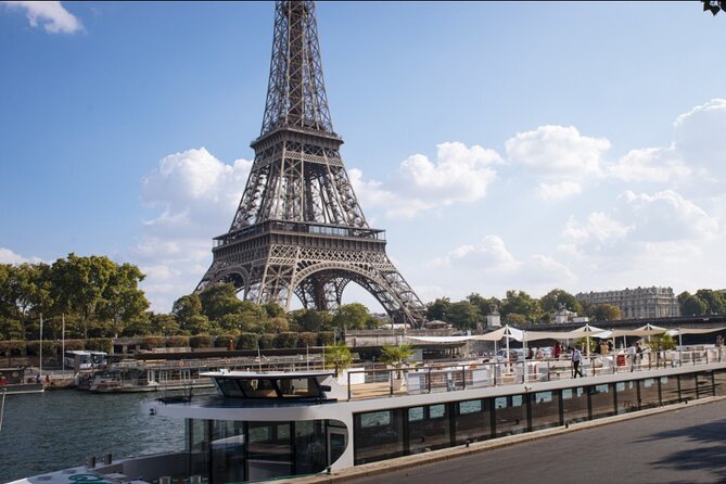 Paris Gourmet Dinner Seine River Cruise With Singer and DJ Set - Live Music and Entertainment