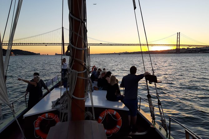 2-Hour Lisbon Traditional Boats Sunset Cruise With White Wine - What to Expect on the Lisbon Sunset Cruise