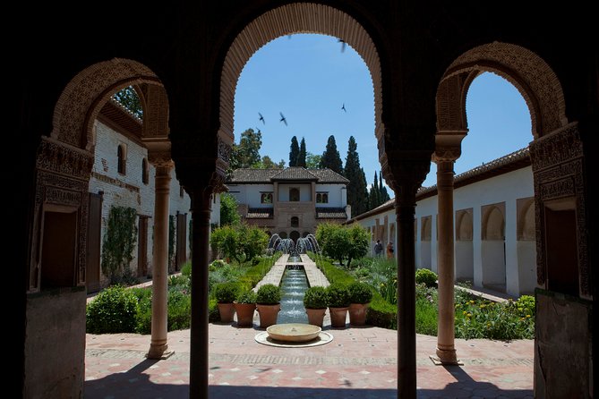 Alhambra: Small Group Tour With Local Guide & Admission - Accessibility and Special Needs