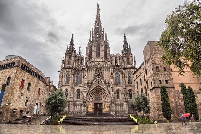 Barcelona 360 Tour: Flying, Sailing & Walking Guided Small Group - Key Points