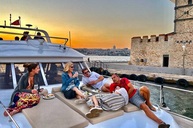 Bosphorus Sunset Luxury Yacht Cruise With Snacks and Live Guide - Guest Feedback