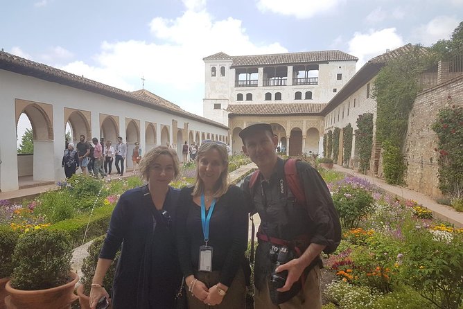 Alhambra Highlights Private Tour With Nazaries Palaces - Exploring the Nazaries Palaces and Their Intricate Designs