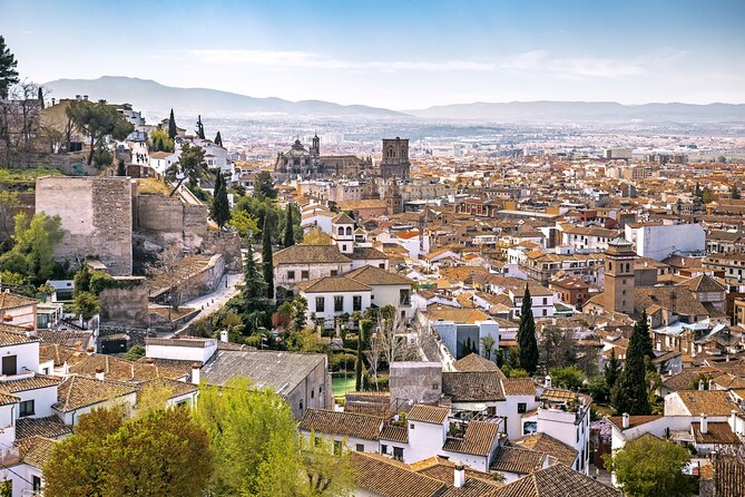 Alhambra With Nazaries Palaces Private Tour - Navigating the Transportation and Meeting Point