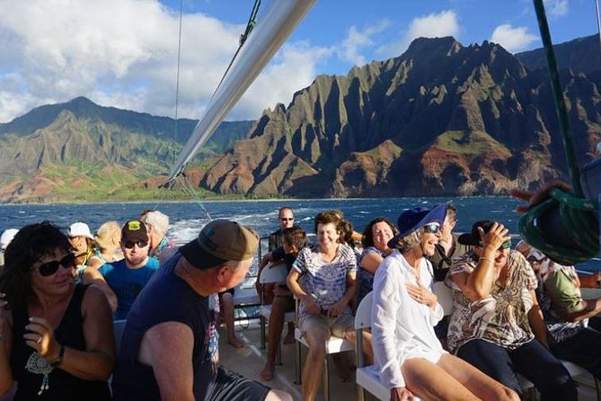 Deluxe Na Pali Sunset Tour on the Lucky Lady - Safety and Accessibility