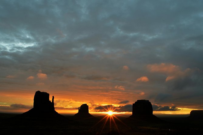 3.0 Hours of Monument Valleys Sunrise or Sunset 4×4 Tour - Capturing the Moment