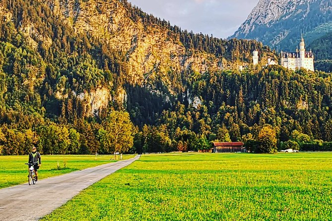 Neuschwanstein Castle by Bus Incl. Bike Ride or Hohenschwangau - Biking Around Lake Alpsee