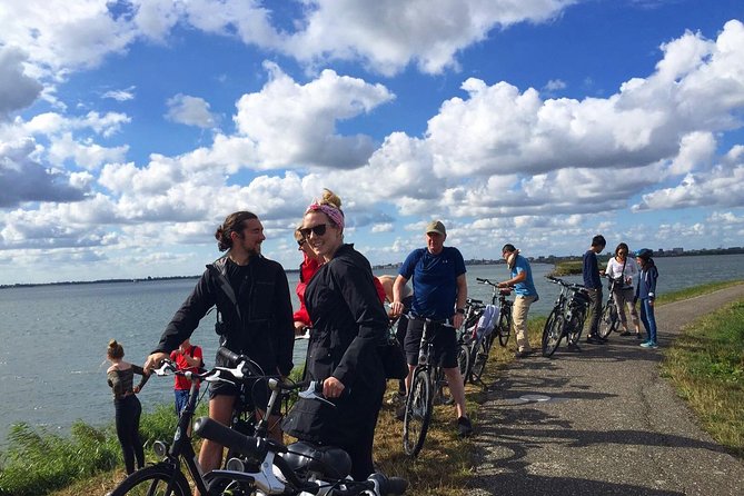 Amsterdams Countryside Half-Day Bike Tour in Small Group - Tour Inclusions and Accessibility