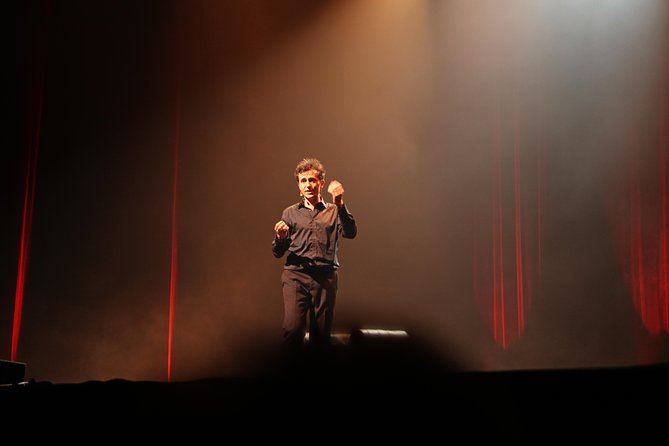 How to Become a Parisian in 1 Hour? The Hit Comedy Show 100% in English in Paris - Connecting With the Audience