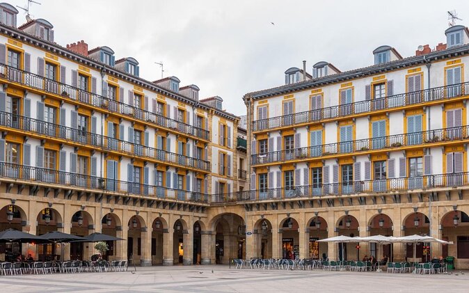 San Sebastian Evening Pintxo Tour With Wine - Key Points